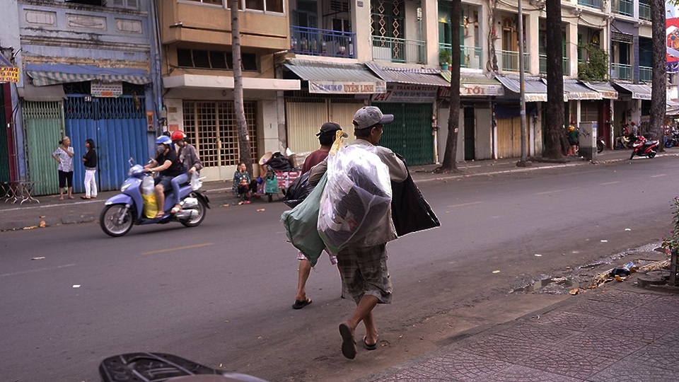 TPHCM: Ổ bánh mì nghĩa tình chiều Chủ nhật - 8
Người đàn ông khi cẩn thận cất ổ bánh vào túi thì nhanh chóng quay lại với công việc của mình