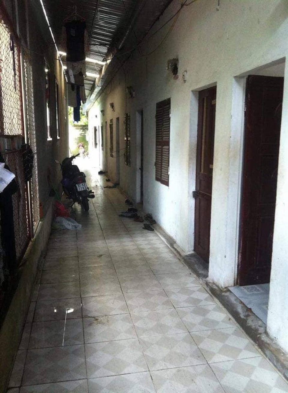 Khó tin với mức giá điện "trên trời" cho sinh viên, người lao động - 3 Qua tìm hiểu, chúng tôi được biết chính sự e ngại của người thuê và sự mập mờ của người cho thuê nhà đã dẫn đến thực tế là số hợp đồng sử dụng điện được áp dụng Thông tư 16 có con số cụ thể (như số liệu của Điện lực TP Vinh là 1.115 khách hàng) nhưng khi đến tay người tiêu dùng thì chính các chủ trọ này đã đưa mực giá lên cao dao động từ 2.700 đồng- 4.000 đồng/ 1kWh điện nói trên.