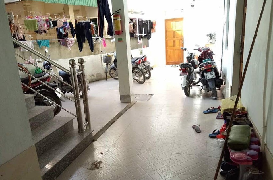 Khó tin với mức giá điện "trên trời" cho sinh viên, người lao động - 1 Theo quy định, đối với trường hợp cho sinh viên và người lao động thuê nhà đăng ký tạm trú từ 12 tháng trở lên, chủ nhà trực tiếp ký hợp đồng mua bán điện hoặc đại diện người lao động hoặc sinh viên thuê nhà ký kết hợp đồng mua bán điện (có cam kết thanh toán tiền điện của chủ nhà).
