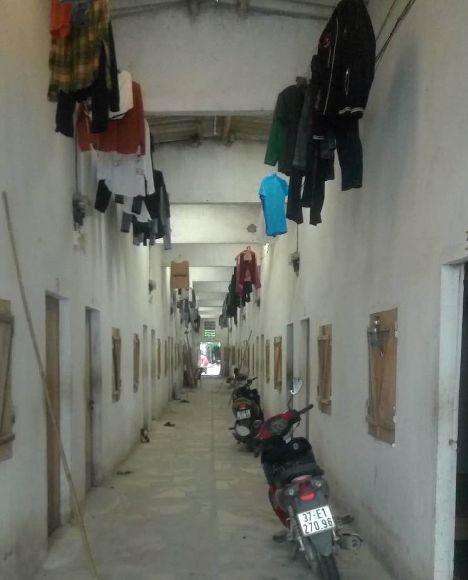 Khó tin với mức giá điện "trên trời" cho sinh viên, người lao động - 2 Mặc dù có quy định rõ ràng về giá bán lẻ điện cho các đối tượng sinh viên, công nhân, lao động có thu nhập thấp…nhưng tại các nhà trọ hầu hết chủ các nhà trọ thu tiền điện mỗi nơi một kiểu, và hầu hết thu với giá cao hơn so với khung giá quy định.