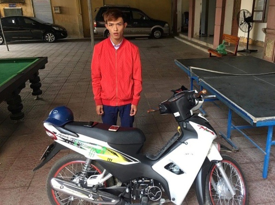 Đối tượng Đinh Văn Duẫn cùng tang vật tại cơ quan điều tra. Ảnh: ST