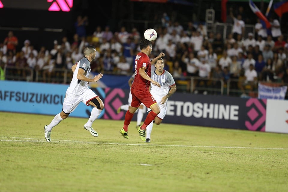 
Anh Đức liên tục nằm sân sau những pha va chạm với cầu thủ Phillippines
