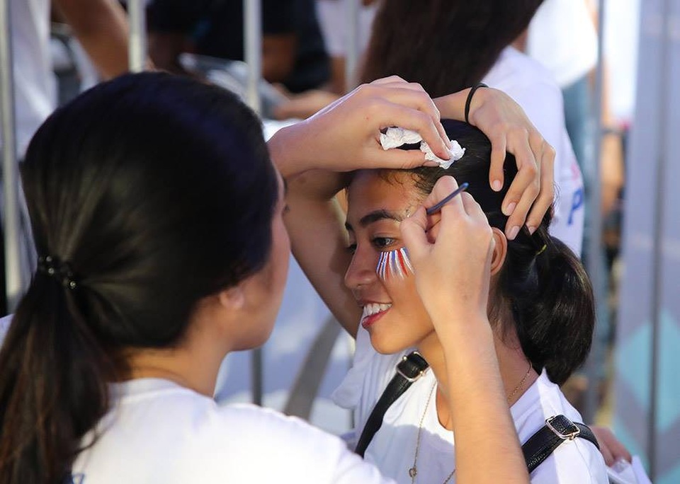 Cổ động viên Việt Nam đổ bộ sân Panaad, tiếp lửa thầy trò HLV Park Hang Seo - 8