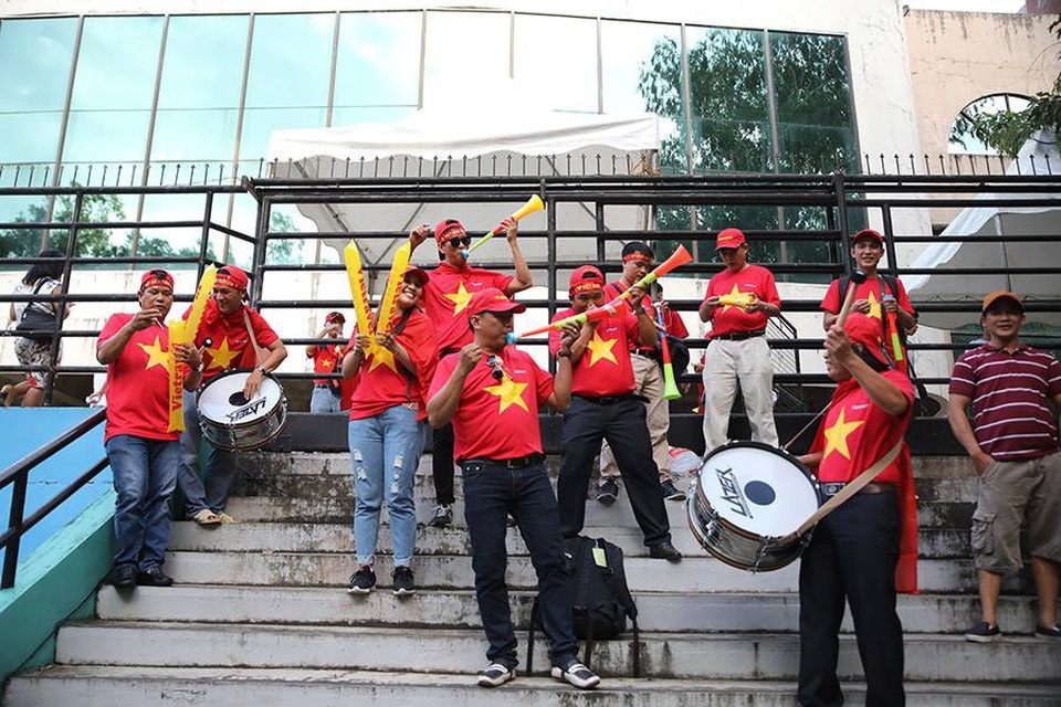 Cổ động viên Việt Nam đổ bộ sân Panaad, tiếp lửa thầy trò HLV Park Hang Seo - 14
