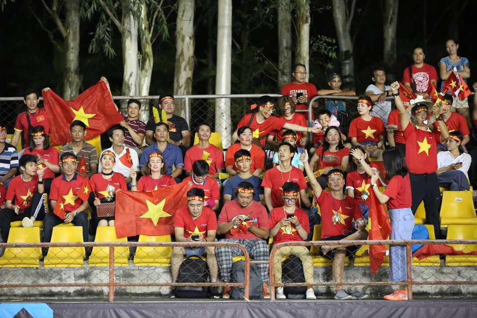Cổ động viên Việt Nam đổ bộ sân Panaad, tiếp lửa thầy trò HLV Park Hang Seo - 3