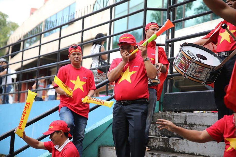 Cổ động viên Việt Nam đổ bộ sân Panaad, tiếp lửa thầy trò HLV Park Hang Seo - 13