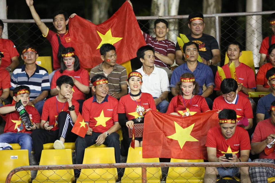 
Cổ động viên Việt Nam hâm nóng bầu không khí trên sân Panaad
