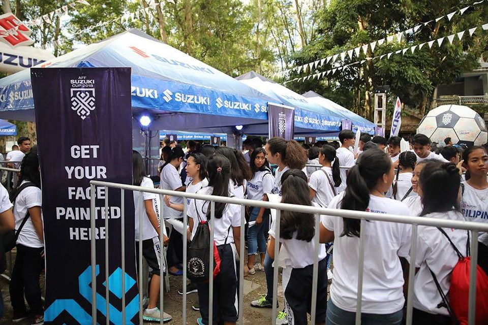 
Người hâm mộ Philippines được phát áo vào sân cổ vũ đội nhà
