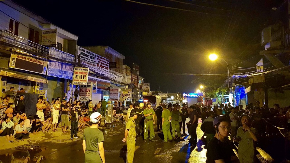 
Hàng trăm chiến sĩ được huy động đến chữa cháy, cứu người bị nạn
