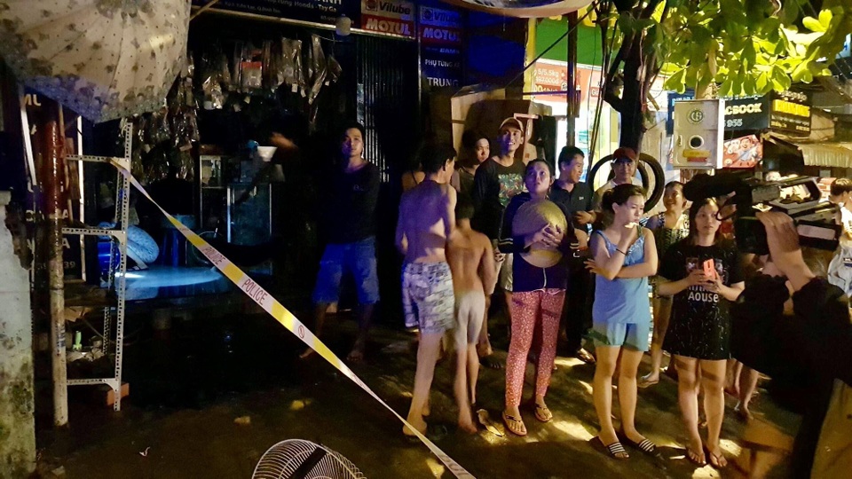 
Hàng trăm người hoảng loạn tháo chạy ra ngoài
