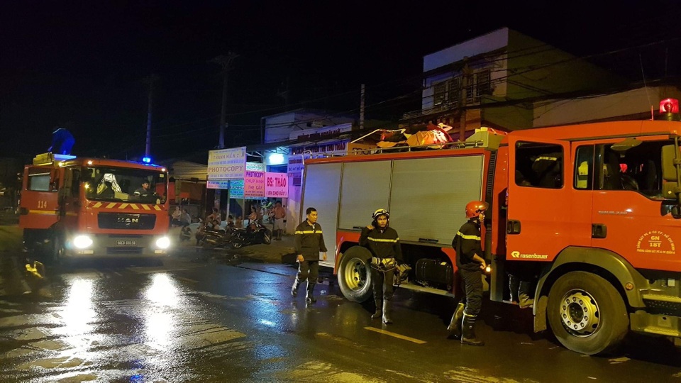 TPHCM: Cháy lớn trong đêm, 1 người chết, 20 người mắc kẹt - 2