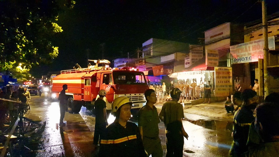 TPHCM: Cháy lớn trong đêm, 1 người chết, 20 người mắc kẹt - 7