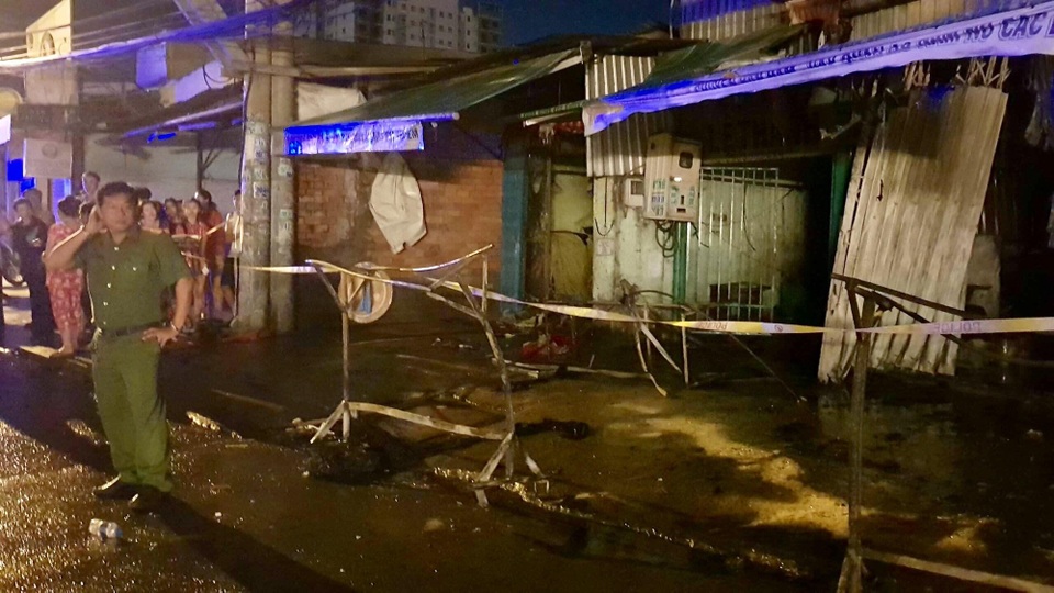 TPHCM: Cháy lớn trong đêm, 1 người chết, 20 người mắc kẹt - 4