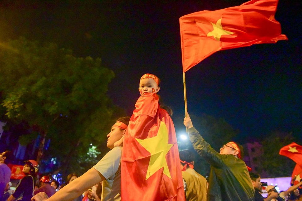 Hàng nghìn cổ động viên Việt Nam đi "bão" sau chiến thắng trước Philippines - 13 Cổ động viên nhí cũng xuống đường ăn mừng.