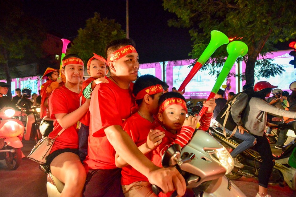 Hàng nghìn cổ động viên Việt Nam đi "bão" sau chiến thắng trước Philippines - 7 Cả gia đình cùng xuống đường ăn mừng chiến thắng.