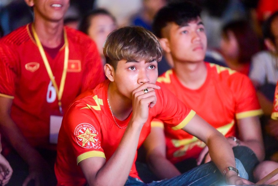 Cổ động viên Việt Nam phấn khích với chiến thắng của đội nhà - 11 Ánh mắt lo lắng của động viên khi bị đội bạn gỡ hoà.