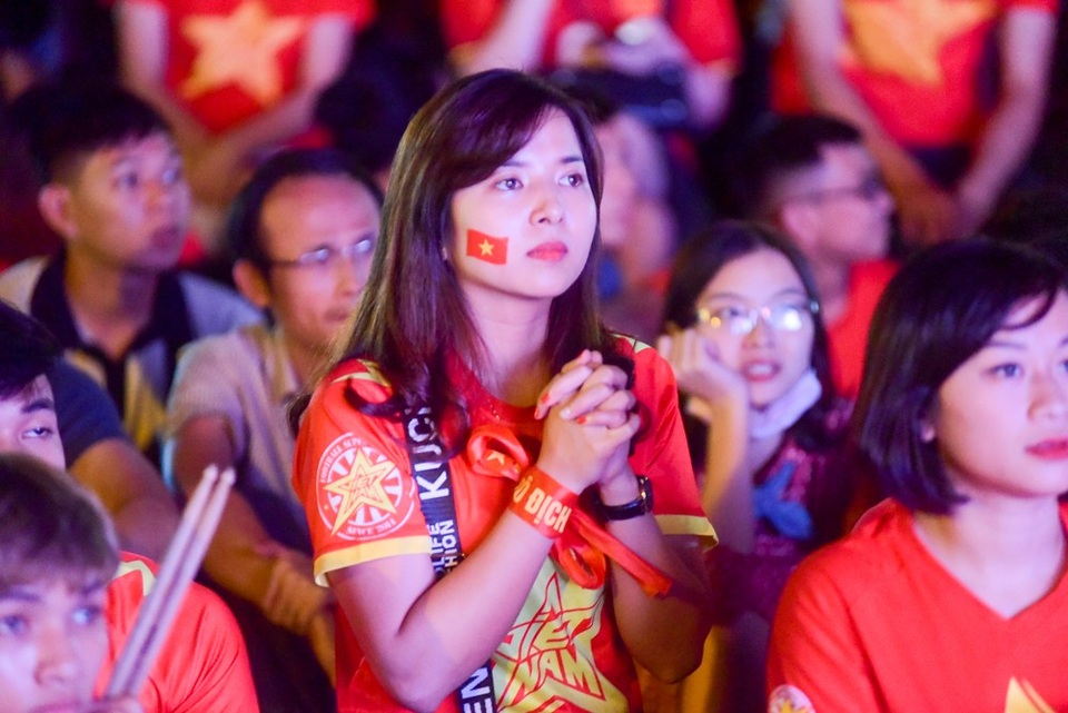 Cổ động viên Việt Nam phấn khích với chiến thắng của đội nhà - 10
Vào phút bù giờ hiệp một, đội chủ nhà đánh cánh trái và Younghusband có quả tạt vào tầm trung, Reichelt không bị Văn Hậu bám theo và anh dễ dàng vô-lê cận thành gỡ hòa!