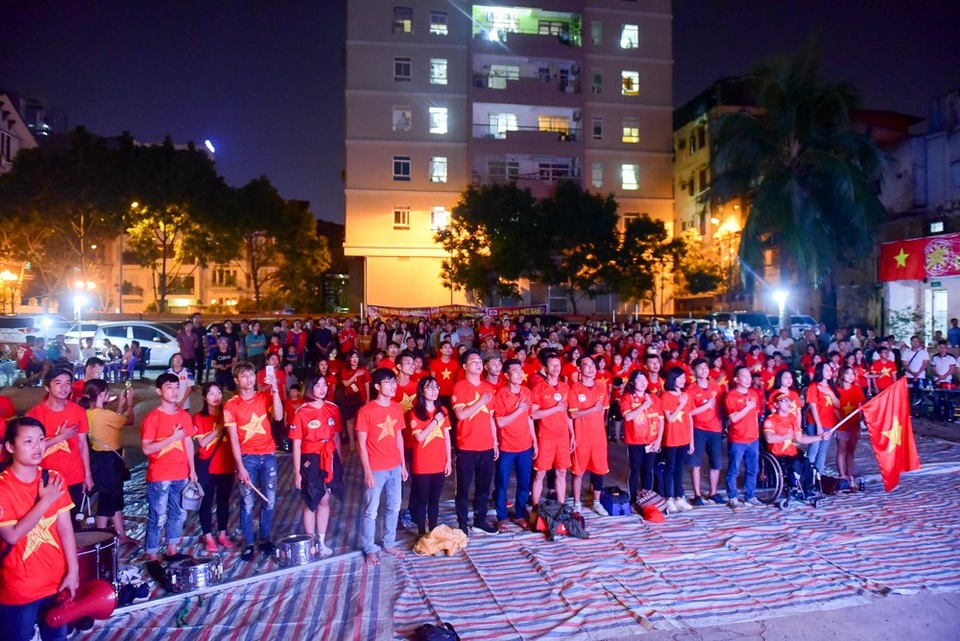 Cổ động viên Việt Nam phấn khích với chiến thắng của đội nhà - 1 Có mặt từ rất sớm hàng trăm cổ động viên đã có mặt tại số 36 Hoàng Ngân (Hà Nội) để cổ vũ tiếp lửa cho đội tuyển Việt Nam.