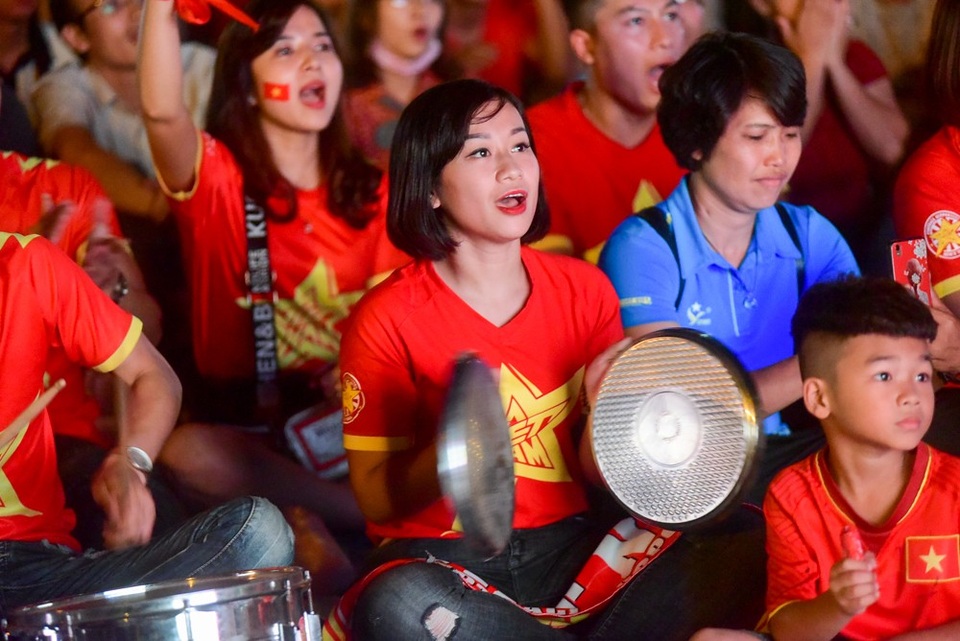 Cổ động viên Việt Nam phấn khích với chiến thắng của đội nhà - 6 Một cổ động viên tạo tiếng động miệng hô vang Việt Nam vô địch.