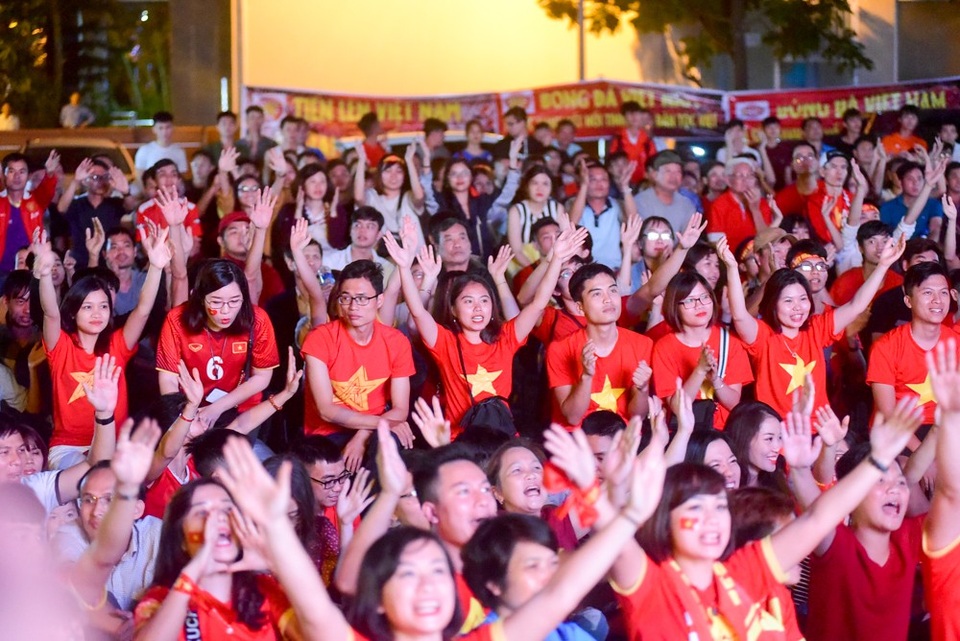 Cổ động viên Việt Nam phấn khích với chiến thắng của đội nhà - 3 Những cánh tay cổ vũ cho đội tuyển Việt nam.