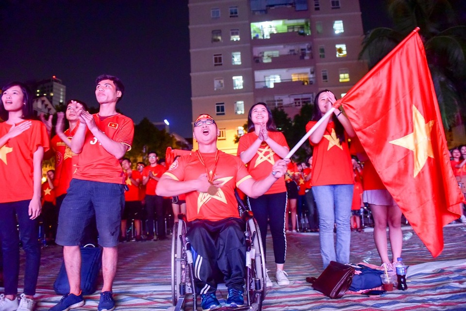 Cổ động viên Việt Nam phấn khích với chiến thắng của đội nhà - 4
Anh Đạt một vận động viên khuyết tật cũng đã có mặt để cổ vũ cho đội nhà, anh chia sẻ: “ Tôi đã đến đây từ rất sớm, chuẩn bị tinh thần để cổ vũ cho đội tuyển Việt Nam. Đội tuyển Việt Nam đã thi đấu tốt và dẫn 2 bàn thắng trước Philippines. Tôi hy vọng đội tuyển duy trì tốt phong độ này đến trận đấu cuối cùng”.