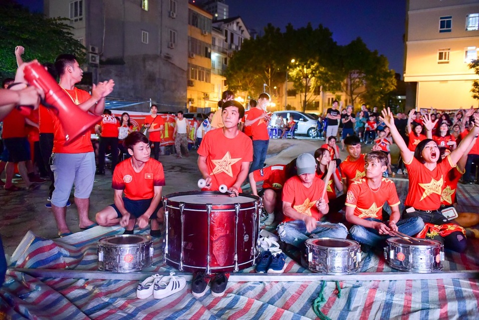 Cổ động viên Việt Nam phấn khích với chiến thắng của đội nhà - 5
Một số cổ động viên đã đánh trống để khuấy động không khí trong trận đấu.