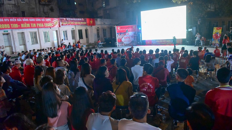 Cổ động viên Việt Nam phấn khích với chiến thắng của đội nhà - 2
Với khoảng trống ngoài trời sức chứa lên tới 2000 người với màn hình LED khoảng gần 30m2, cùng dàn âm thanh cực khủng để các động viên “cháy” mình để cổ vũ cho đội tuyển VIệt Nam.