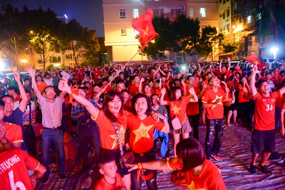 Cổ động viên Việt Nam phấn khích với chiến thắng của đội nhà - 12 Trọng Hoàng có một cú bấm bóng qua hàng thủ chủ nhà và Văn Đức đã phá bẫy việt vị trước khi xỏ háng thủ môn, Việt Nam dẫn trước 2-1.