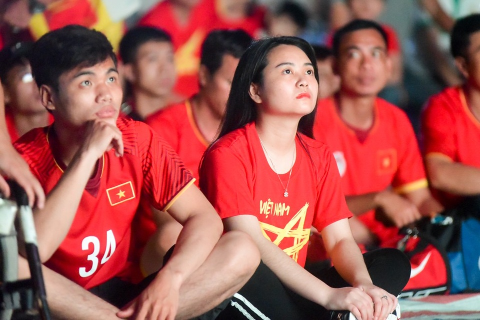 Cổ động viên Việt Nam phấn khích với chiến thắng của đội nhà - 7 Cổ động viên Việt Nam phấn khích với chiến thắng của đội nhà - 7