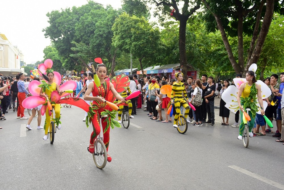 Lạc đà, ngựa diễu hành xiếc trên phố đi bộ hồ Gươm - 3 Lạc đà, ngựa diễu hành xiếc trên phố đi bộ hồ Gươm - 3
