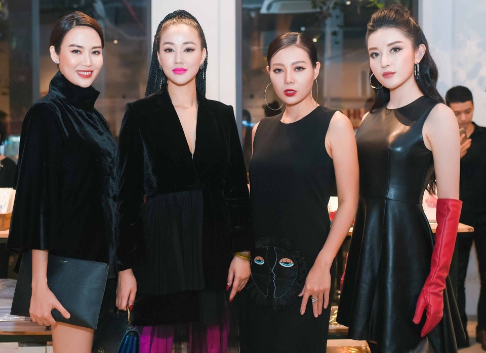 So với Hoa hậu Thu Thuỷ, Á hậu Huyền My và ca sĩ Maya, diễn viên Thanh Hương có phần giản dị hơn khi không quá mix đồ phá cách. Trên trang cá nhân, Thanh Hương hài hước viết: “Giờ thì đã hiểu vì sao ngày xưa chỉ dừng ở ớ hậu, tại lùn quá mà”.