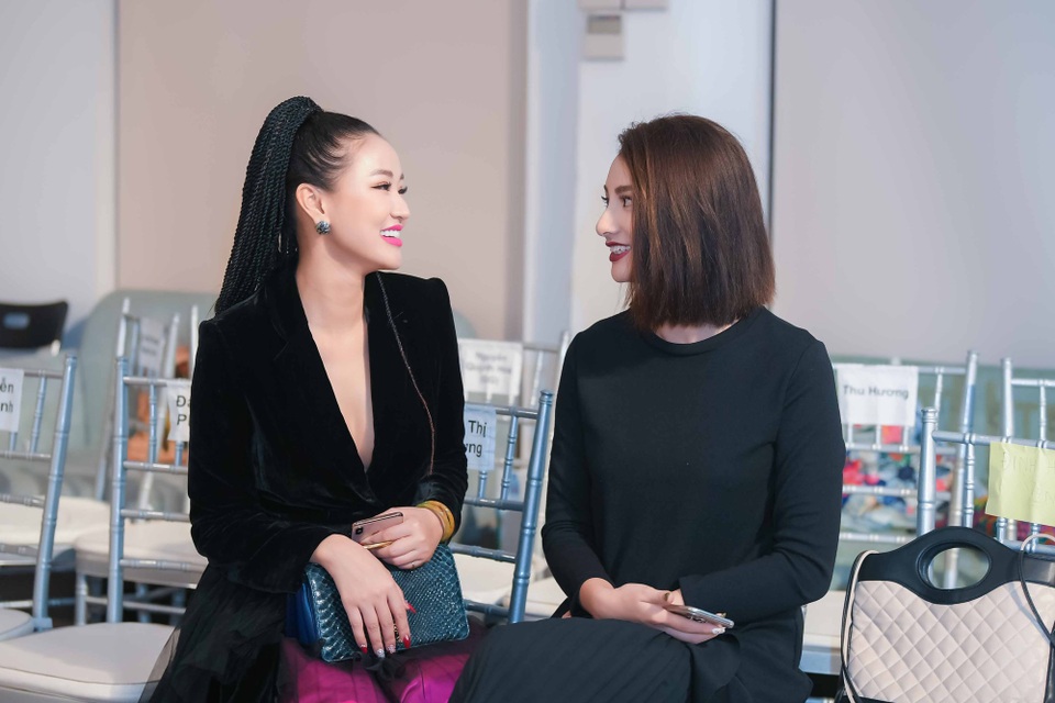 Khi trò chuyện cùng Maya, ở góc nghiêng, có thể thấy chiếc mũi Hồng Quế đã cao và thẳng hơn trước rất nhiều.