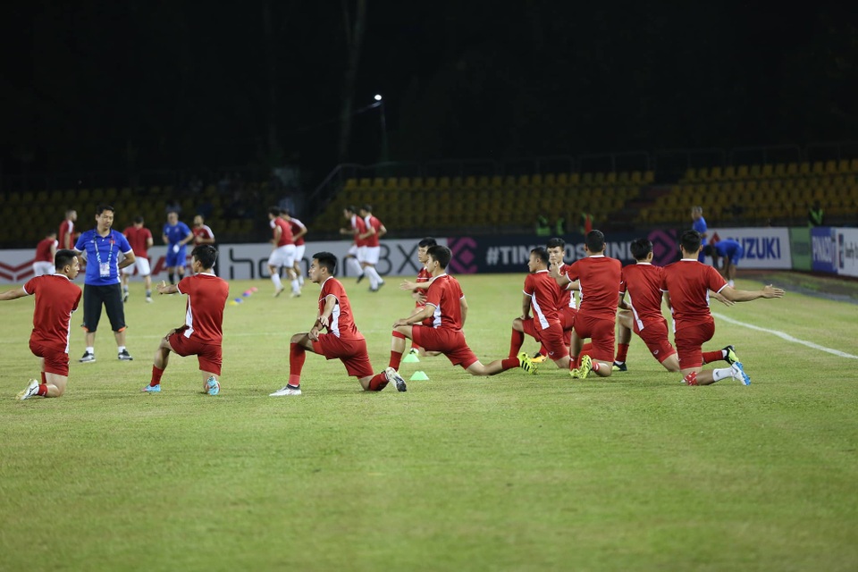 
Các cầu thủ Việt Nam khởi động trước khi trận đấu diễn ra
