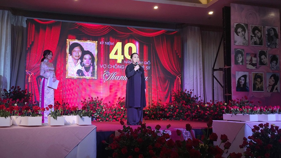 Lễ giỗ lần thứ 40 nghệ sĩ Thanh Nga tràn ngập hoa hồng - 9 Phút tưởng niệm vợ chồng cố nghệ sĩ Thanh Nga, NSND Bạch Tuyết cũng đã bật khóc khi nhớ lại thời khắc nghệ sĩ Thanh Nga gắn huy hiệu giải Thanh Tâm lên ngực của mình.