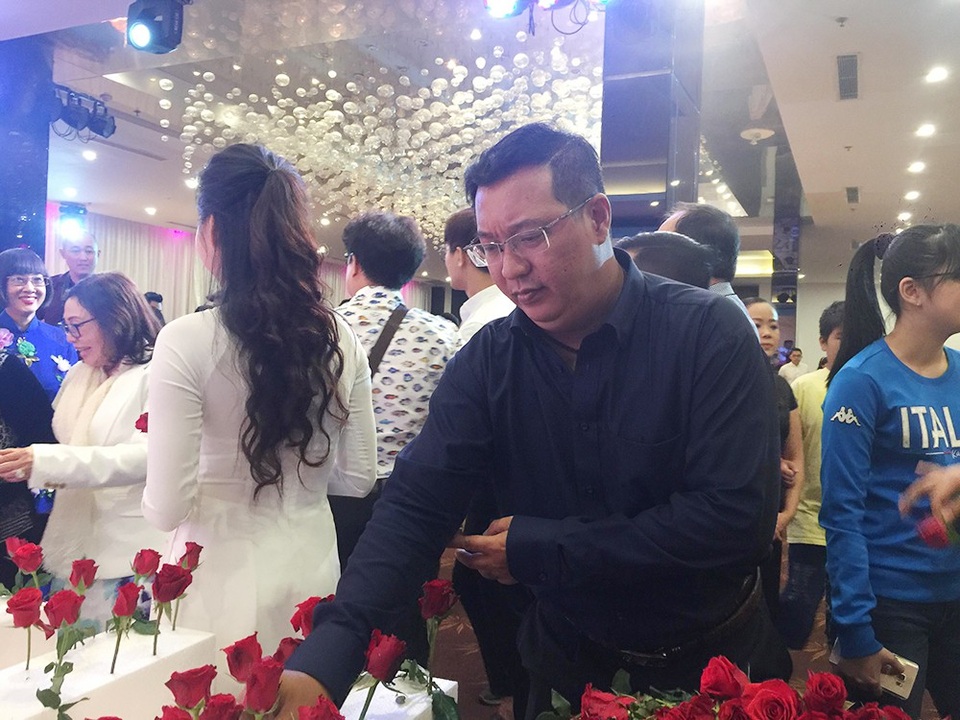 Lễ giỗ lần thứ 40 nghệ sĩ Thanh Nga tràn ngập hoa hồng - 6 Con trai duy nhất của nữ nghệ sĩ Thanh Nga là Phạm Duy Hà Linh (nghệ sĩ hài Hà Linh) xúc động khi đón tiếp những người khách đến tưởng niệm mẹ mình.