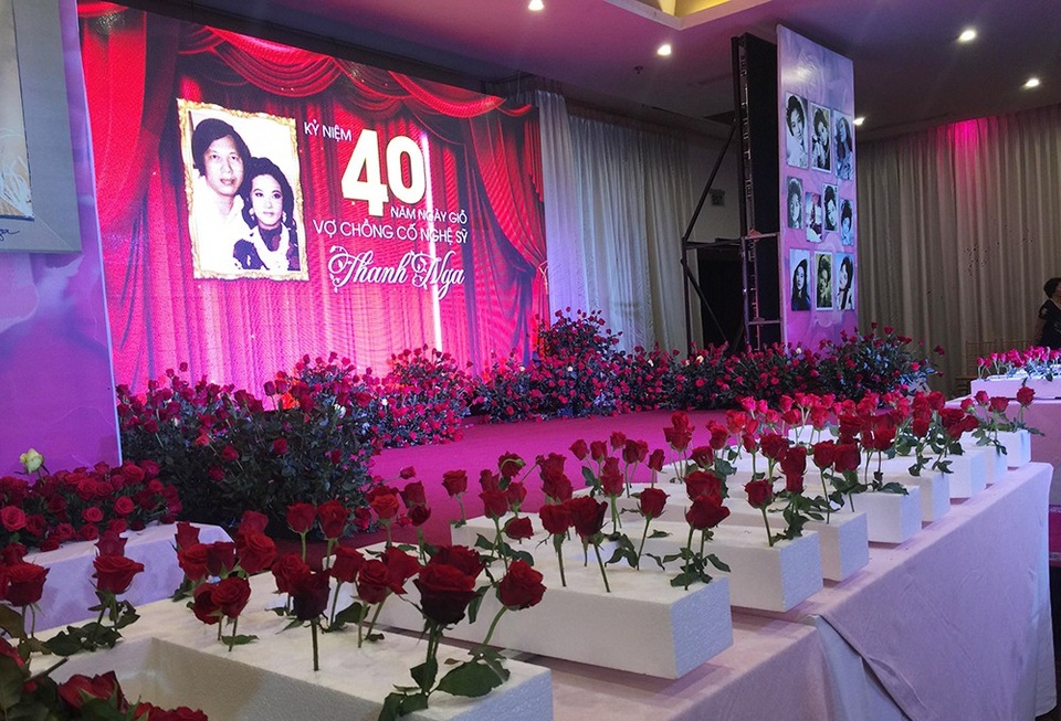 Lễ giỗ lần thứ 40 nghệ sĩ Thanh Nga tràn ngập hoa hồng - 2 Theo nguyện vọng của gia đình, khách mời đều mang theo hoa hồng đến để nhớ về cố nghệ sĩ Thanh Nga - tài hoa một thời của nghệ thuật Việt Nam.