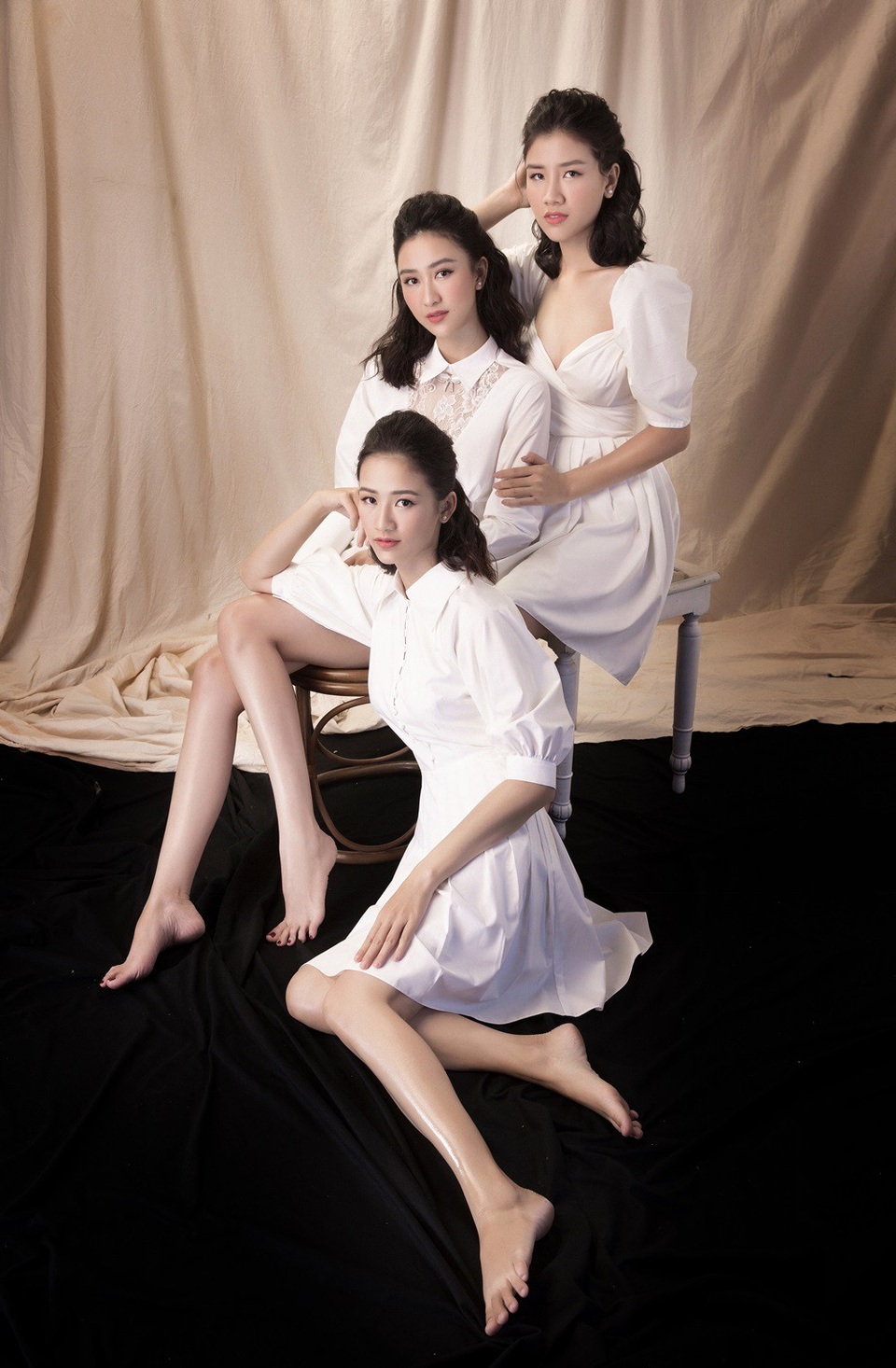 Tuy vậy, Hà Thu tâm sự hiện tại cả ba chị em đều lựa chọn sinh sống và làm việc tại TPHCM, cả ba đều yêu thương và đùm bọc bảo ban nhau. Trong đó, Hà Thu với vai trò là chị lớn trong nhà luôn hết mực quan tâm và dành những gì tốt nhất cho hai em.