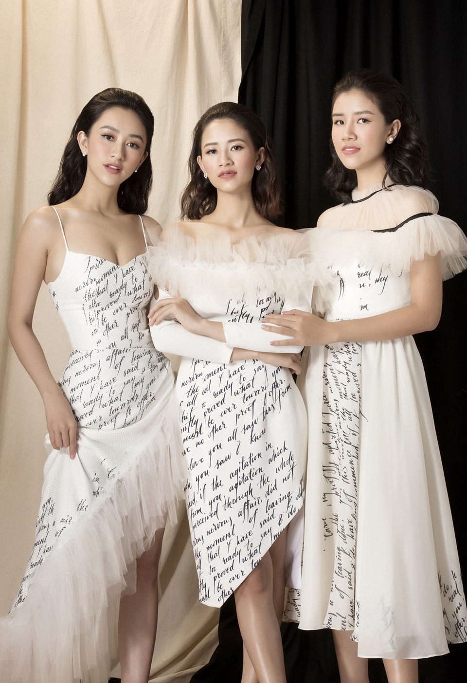 Trong đó, cô em liền kề Hà Thu là Hà Trang (giữa) kém Hà Thu 1 tuổi và hiện đang làm nhân viên văn phòng. Hà Trang được xem là “cánh tay phải” đắc lực của Hà Thu, luôn thầm lặng đứng sau ủng hộ và song hành mọi hoạt động của chị gái.