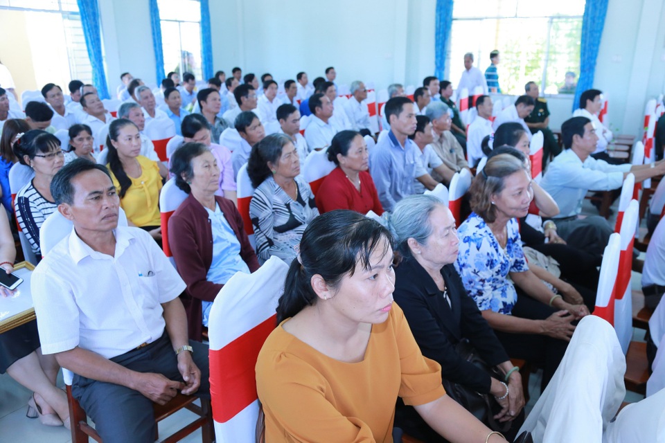 Tết này, bà con huyện Cần Giuộc có thêm 5 cây cầu mới - 3 Đông đảo bà con Huyện Cần Giuộc có mặt tại lễ khánh thành cầu mới