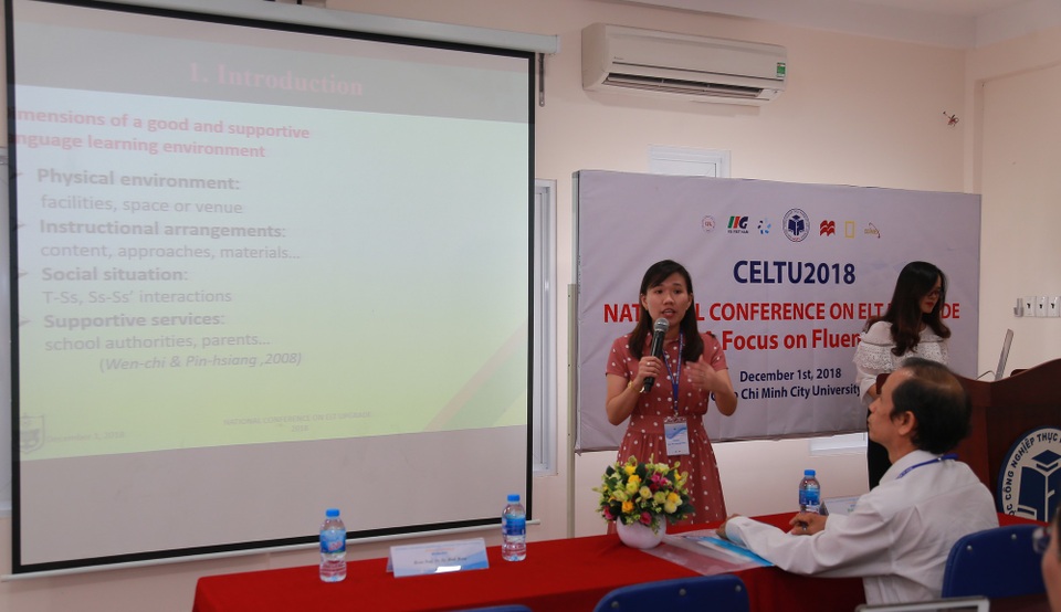 Tiếng Anh của sinh viên kém vì chỉ học đối phó các kỳ thi - 2 Các chuyên gia và giảng viên trình bày tại Hội thảo Giảng dạy tiếng Anh toàn quốc lần thứ nhất diễn ra vào ngày 1/12 vừa qua