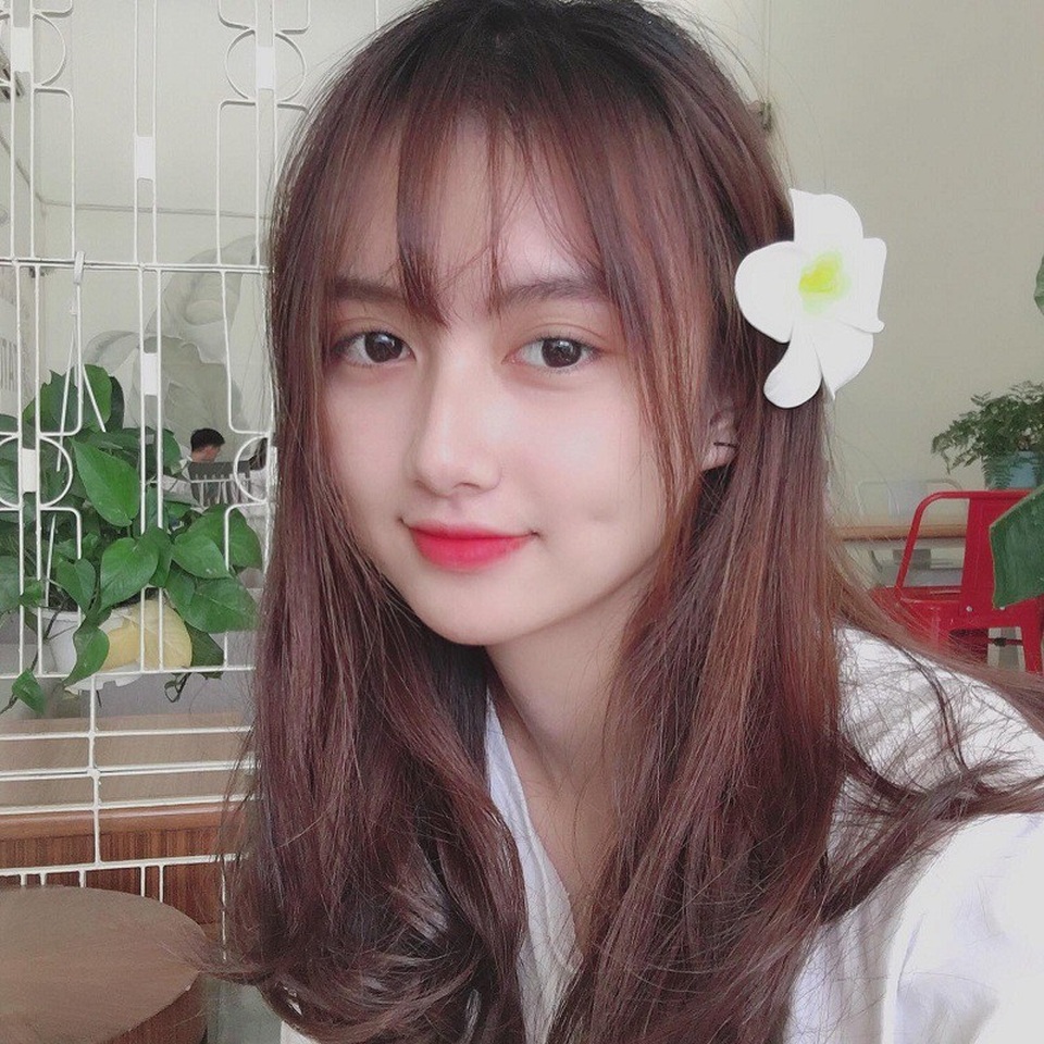 Bùi Mai Hương Uyên (sinh năm 1999) là nữ sinh nhận được sự quan tâm của cộng đồng mạng những ngày qua bởi gương mặt xinh xắn, chiếc mũi cao, thẳng tắp như con gái phương tây.