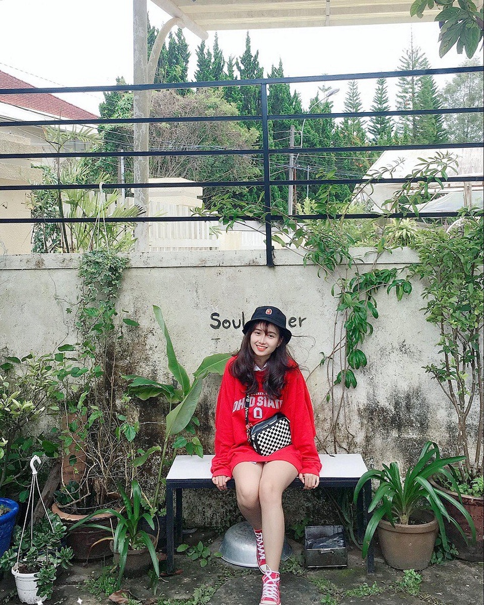 
Được biết, Hương Uyên hiện đang sinh sống tại TP. Vũng Tàu, cô bạn là sinh viên năm nhất trường Đại học Bà Rịa - Vũng Tàu ngành Quản trị khách sạn.
