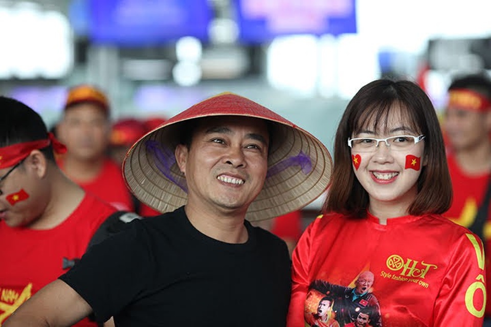 Hàng trăm cổ động viên Việt rợp cờ đỏ sao vàng sang Philippines cổ vũ bóng đá - 14
