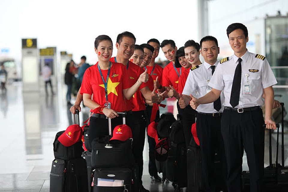Các tiếp viên hàng không thay vì mặc áo dài truyền thống đã mặc áo cờ đỏ sao vàng.