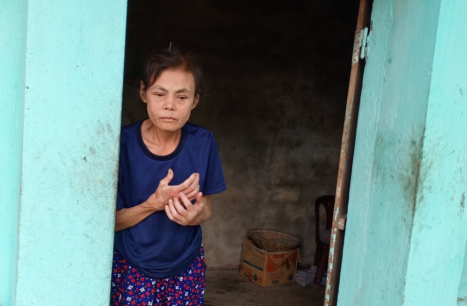 Cùng cực mẹ già mang bệnh sắp chết vẫn chăm con bại não từng ngày - 6 Người đàn bà cả một đời bất hạnh như chính bóng tối trong căn nhà chị bà vậy.
