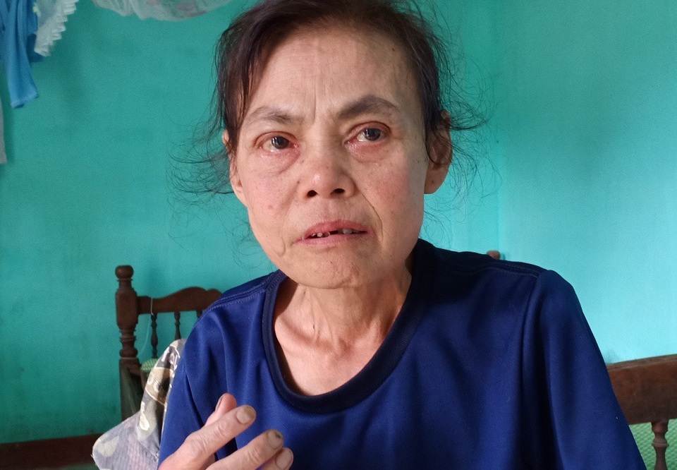 Cùng cực mẹ già mang bệnh sắp chết vẫn chăm con bại não từng ngày - 4 Cùng cực mẹ già mang bệnh sắp chết vẫn chăm con bại não từng ngày - 4