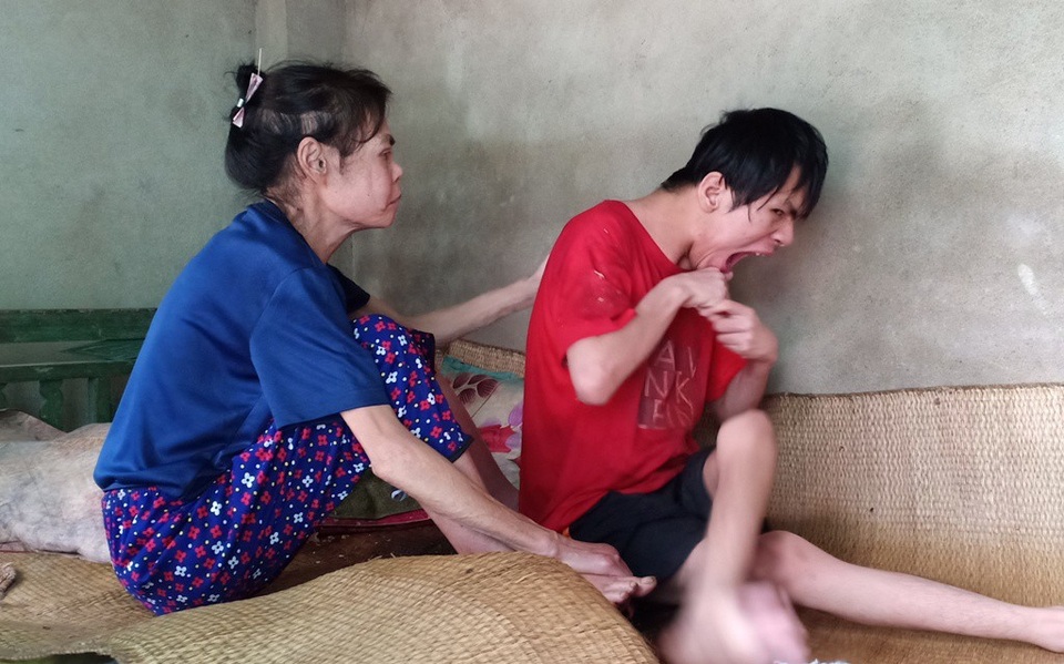 Cùng cực mẹ già mang bệnh sắp chết vẫn chăm con bại não từng ngày - 1 Cùng cực mẹ già mang bệnh sắp chết vẫn chăm con bại não từng ngày - 1