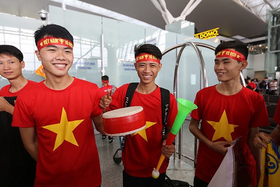 Các đoàn cổ động viên chuẩn bị trống, kèn để cổ vũ và liên tục hô vang: Việt Nam vô địch làm nhộn nhịp, rộn ràng cả sảnh chờ sân bay.