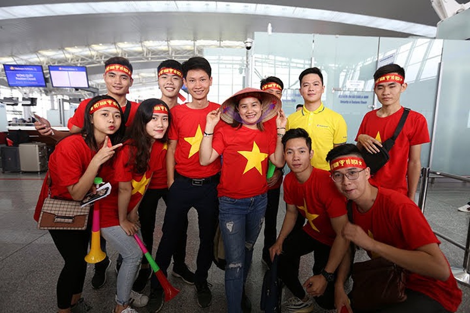 
Để cổ vũ tinh thần đội tuyển Việt Nam, Vietnam Airlines đã bố trí 2 chuyến bay thẳng từ Hà Nội và 1 chuyến từ TP Hồ Chí Minh đi Bacolod chở đội tuyển và người hâm mộ sang Philippines.
