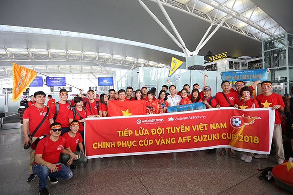 Không khí cổ vũ rộn ràng tại sân bay Nội Bài